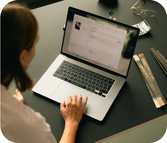 ablefy-affiliate-saastester - Affiliate am Laptop